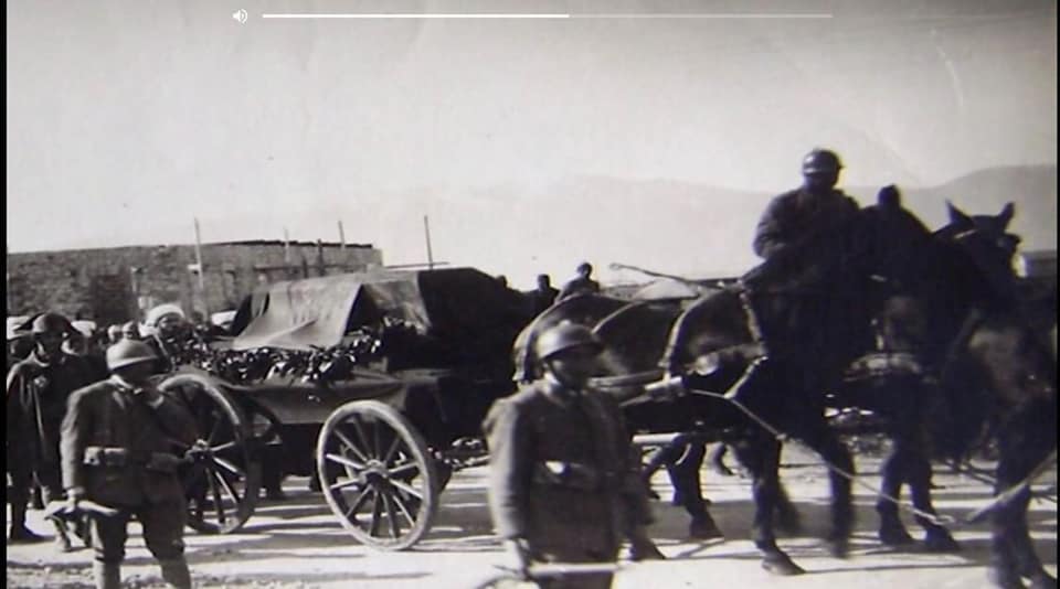 Karroca që shoqëroi trupin e Ismail Qemalit në Kaninë. Shihet mbi arkivol flamuri Shqiptar