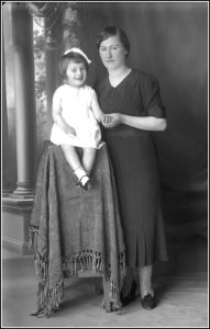 Në foto Marta dhe mbesa Celestine afërsisht rreth 1938