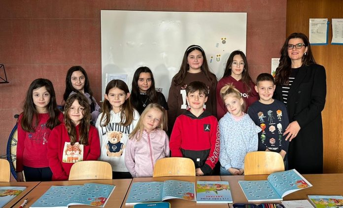 Mësuesja Arijeta Berisha – Xhelili së bashku me nxënësit e shkollës shqipe në Birmensdorf të Kantonit të Cyrihut